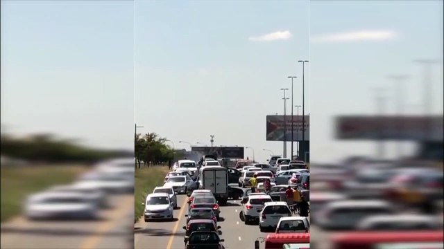 Des braqueurs explosent un camion blindé en pleine autoroute dans les bouchons