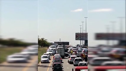 Des braqueurs explosent un camion blindé en pleine autoroute dans les bouchons