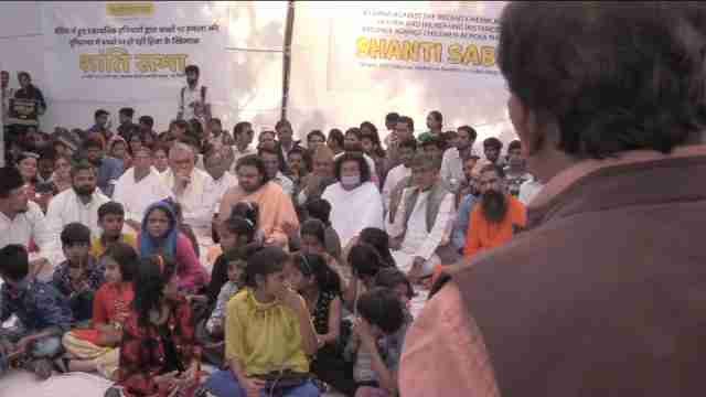 Centenares de niños indios protestan con Nobel de la paz contra ataques en Siria