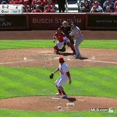 Une balle se colle au plastron d’un receveur pendant un match de baseball