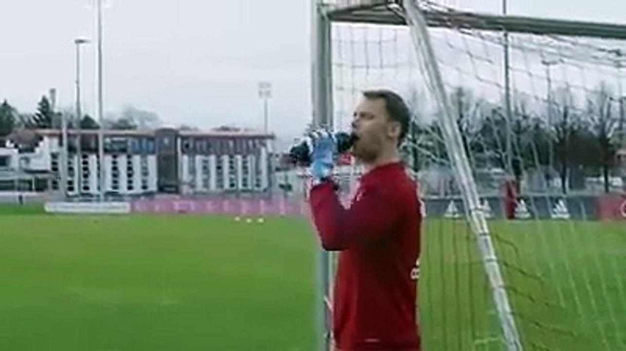 Stunning reaction from Manuel Neuer in training