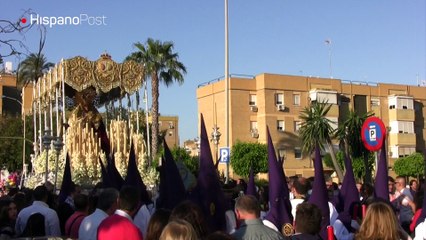 Costaleros de Sevilla llevan en sus hombros el peso de Semana Santa