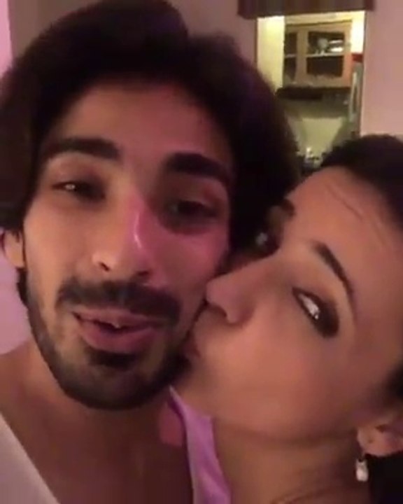 Sanaya irani ile kocası Mohit, muhteşem öpüşme