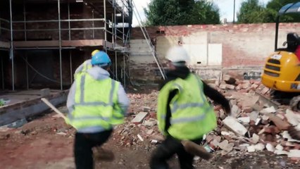 Des ouvriers font une course hippique sur un chantier