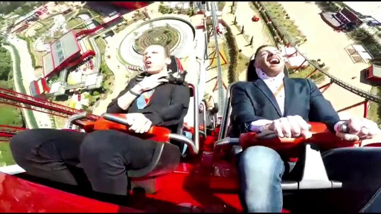 Cet homme ne s'attendait pas à ça en s'amusant sur des montagnes russes !