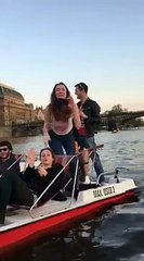 Çeket nxjerrin gjoksin dhe përshëndesin Shqipërinë