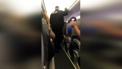 ABD'de çifte bilet satılan yolcular zorla uçaktan çıkartıldı