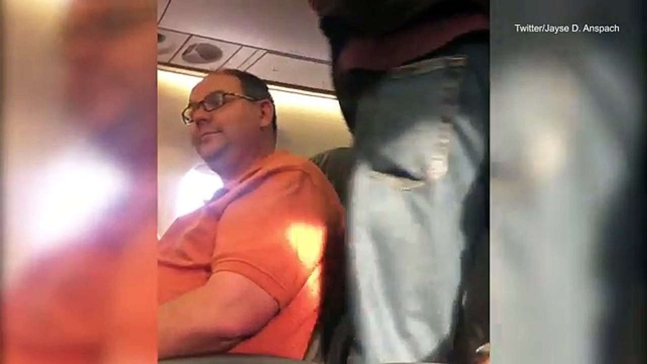 Police are filmed dragging man off United Airlines flight _ Daily Mail Online_3