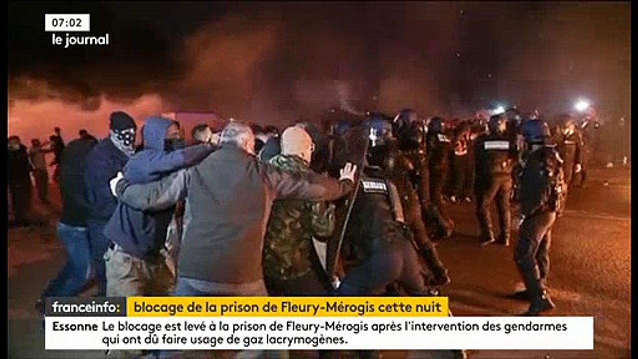 Les images des affrontements de cette nuit entre surveillants de prison et CRS devant Fleury-Mérogis