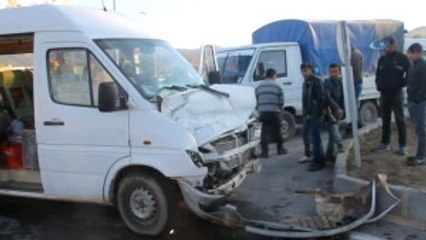 İşçi Servisi ile Kamyonet Çarpıştı: 5 Yaralı