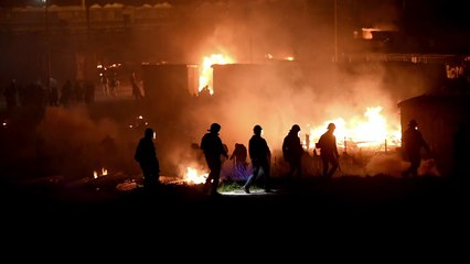 Fuerte incendio consume campo de migrantes en Francia