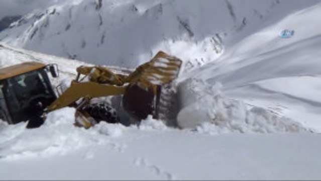 Nisan Ayı'nda Kar Kalınlığının 10 Metreyi Bulduğu Bölgede Çalışmalar Sürüyor
