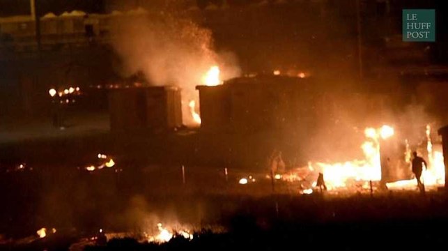 Les images impressionnantes de l'incendie qui a ravagé le camp de migrants de Grande-Synthe