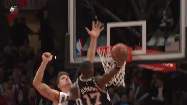 NBA : Le dunk de Jonathan Simmons sur Meyers Leonard