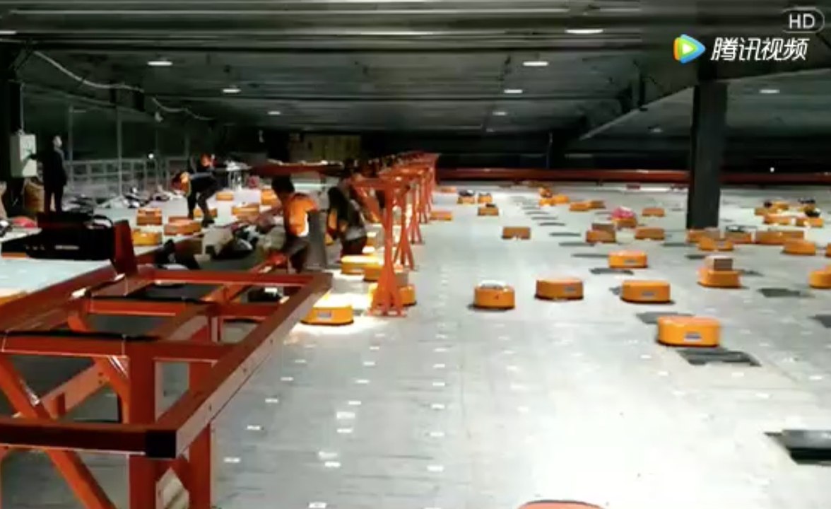 Des robots travaillent dans un entrepôt STO Express