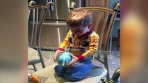 Ce gamin a une drole de technique pour ouvrir ses oeufs de pâques