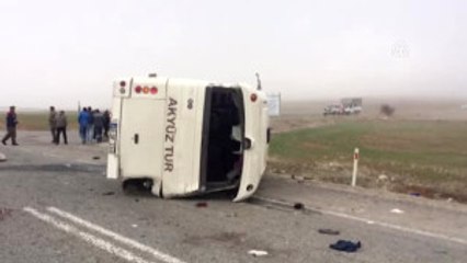 Kayseri'de Öğrenci Servisi Ile Tır Çarpıştı (1)