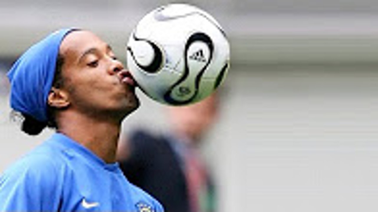 Ronaldinho ● Insane Freestyle Tricks ● Amazing Freestyle Show