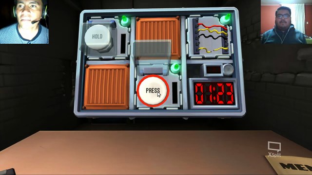 DOS MANCOS DESACTIVANDO BOMBAS