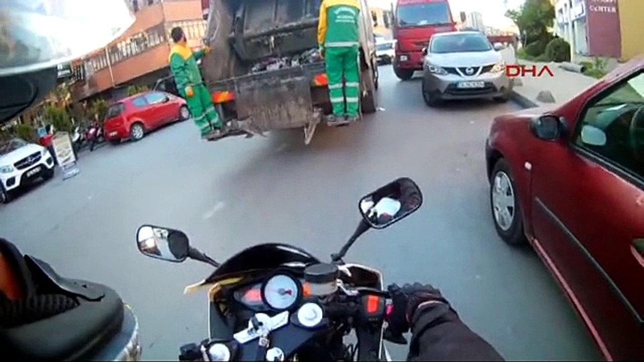 Motosiklet Ile Taksinin Çarpışma Anı Saniye Saniye Kamerada