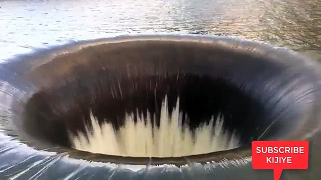 अभी भी रहस्य बना हुआ है , दुनिया का सबसे गहरा गड्ढा ,पानी का पता नहीं कहाँ जाता है