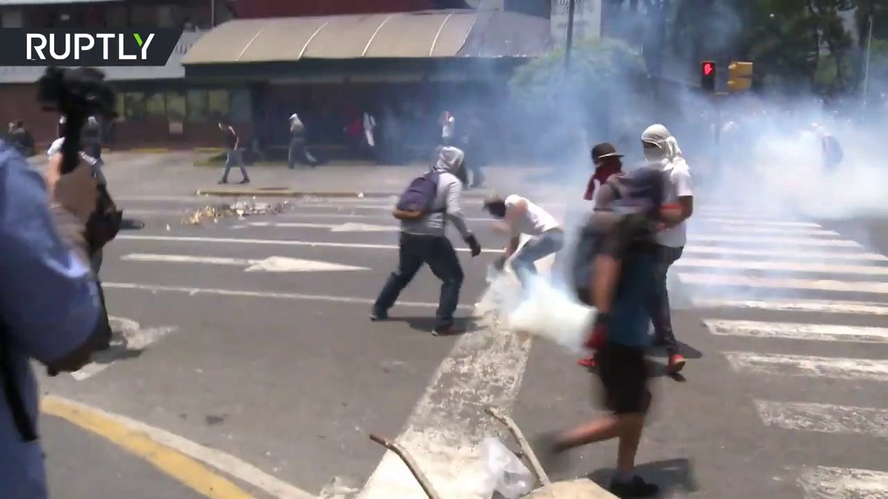 Venezuelan protests turn fatal: One dead, dozens wounded during anti-gov rally in Caracas