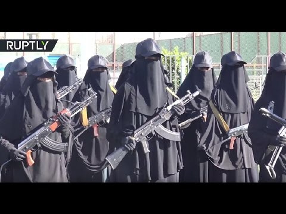 Machine guns, RPGs & kids: Yemen female fighters stage massive anti-Saudi 'peace rally'