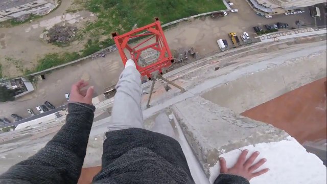 Escalader un immeuble sans sécurité.. LE FOU !