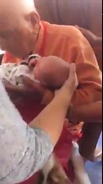 Émouvante rencontre entre un grand-père de 105 ans et son arrière petit-fils