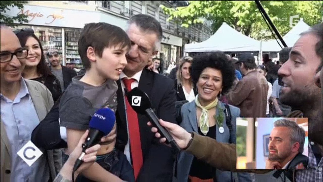 "Il vaut mieux voter pour moi, tous les autres vont vous baiser !" répète Jean Lassalle à des habitants de Saint-Denis -