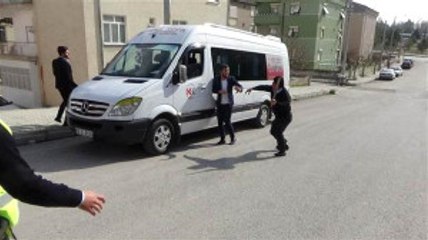 Sinir Krizi Geçiren Baba, Otomobiliyle Kaza Yapan Oğlunu Sopayla Kovaladı