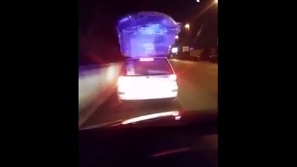 CARABINIERI FERMANO AUTO CON INCREDIBILE SOVRACCARICO !