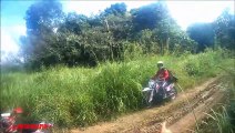 Un motard se fait éjecter de sa dirt bike par une étrange créature humanoïde en Indonésie