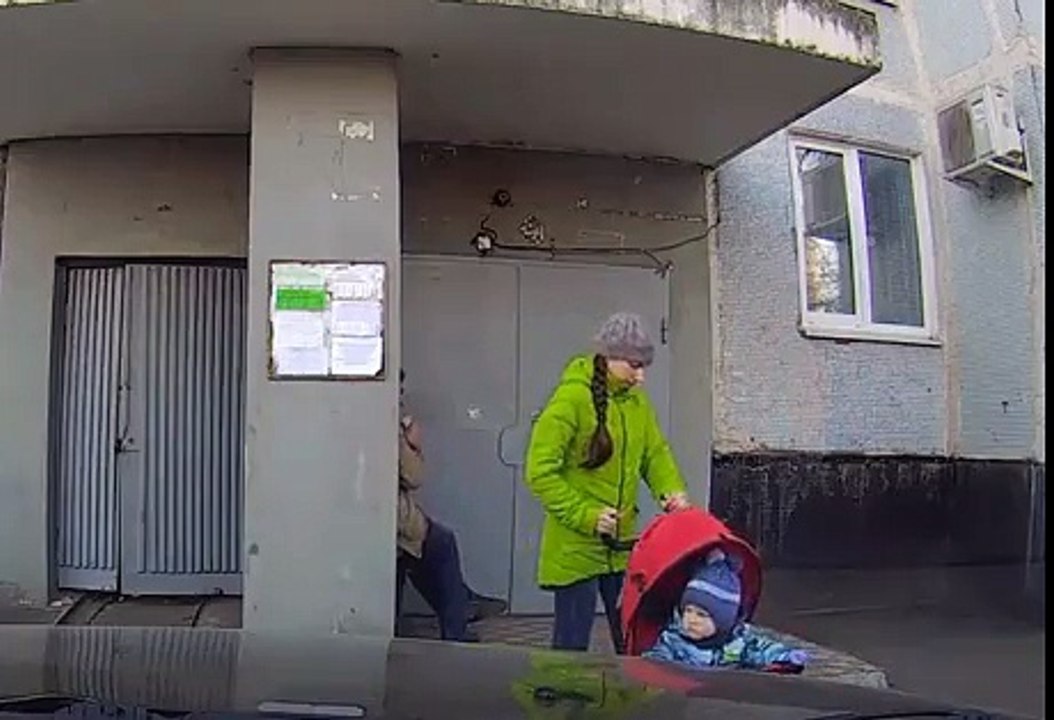 Un homme ivre tente d'aider une jeune femme avec sa poussette et c'est le drame