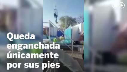 Esta niña queda sujeta de la atracción solo por los pies