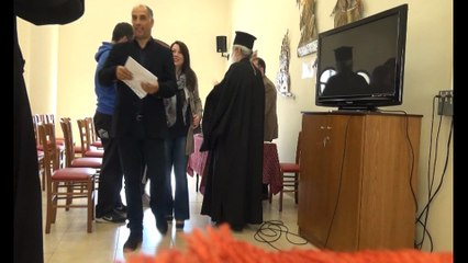 Ο Μητροπολίτης Φθιώτιδας παραδίδει άδειες γάμου σε ζευγάρια