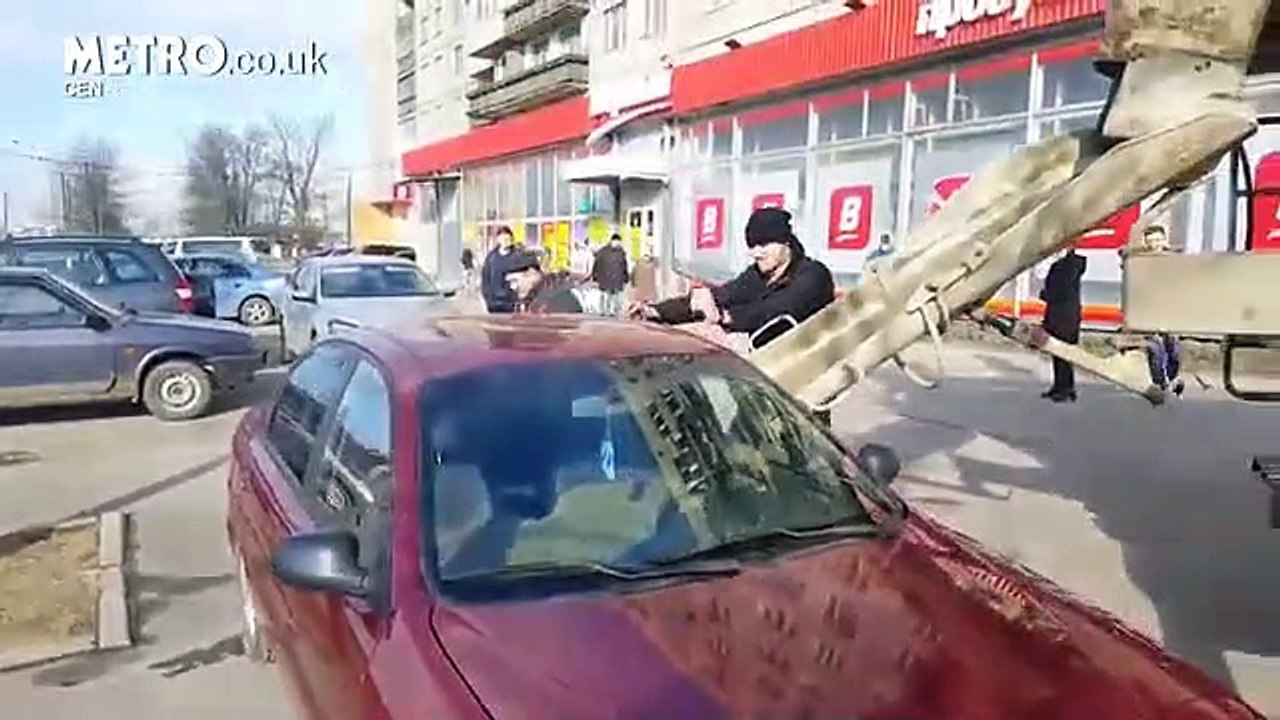 E la për një tjetër, shikoni se si i hakmerret burri