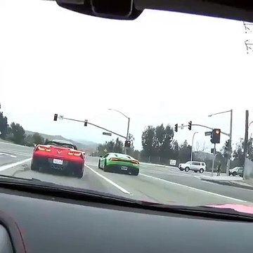 Une course poursuite ultra rapide avec ce bolide qui dépasse Lamborghini et Corvette !