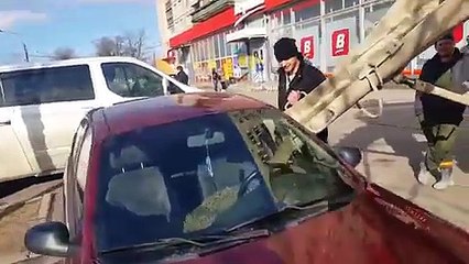 Hombres en Rusia agarran un carro y lo llenan de cemento por dentro con este camion de mezcla