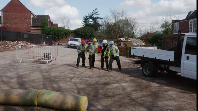 La course hippiques d'ouvriers sur un chantier en Angleterre