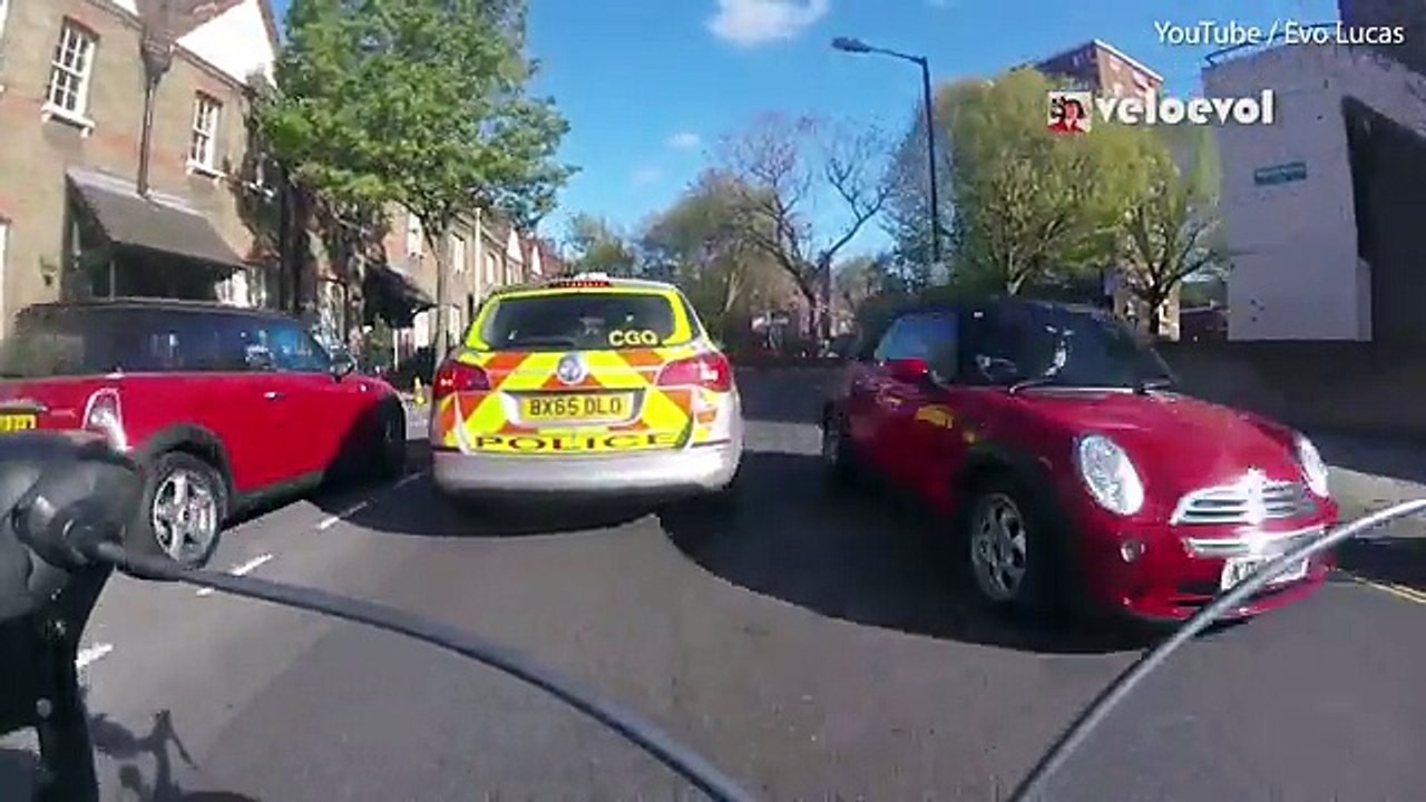 London policeman pulls cyclist over with blue lights _2017