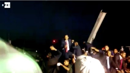 Venezolanos lanzan objetos contundentes al presidente Nicolás Maduro