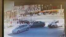 Kocaeli Kamyonetin Otomobile Çarpma Anı Güvenlik Kamerasına Yansıdı