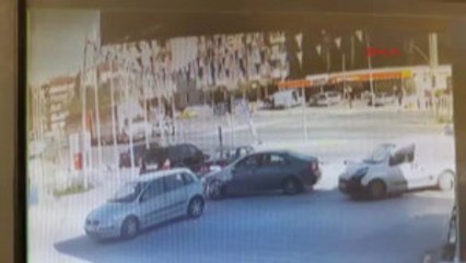 Kocaeli Kamyonetin Otomobile Çarpma Anı Güvenlik Kamerasına Yansıdı