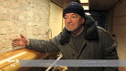 مشردون في بولندا يتحدون البؤس ببناء مركب شراعي