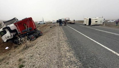 (11 NİSAN 2017) AŞIRI  SİS  ÖLÜM  GETİRDİ  ÖĞRENCİ SERVİSİ İLE TIR ÇARPIŞTI  BİLANÇO :  1 ÖLÜ, 10 YARALI