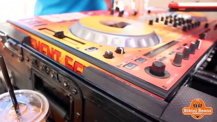 Ce café a des serveuses uniquement habillées en bikini