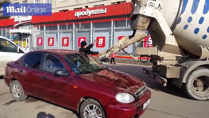FURIEUX CONTRE SA FEMME, UN HOMME REMPLIT SA VOITURE DE BÉTON!