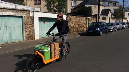 Benjamin se lance comme coursier à vélo