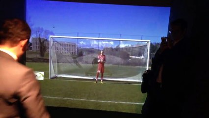 Benoit Hamon tire des penalties au musée de Saint-Etienne